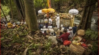 Melasti Manak Salah di Bali, Awalnya Untuk Bayi Kembar Buncing yang Dianggap Kotor