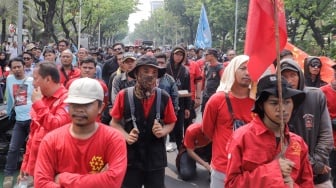 Massa buruh saat menggelar aksi unjuk rasa di depan Gedung Balai Kota DKI Jakarta, Selasa (21/11/2023). [Suara.com/Alfian Winanto]