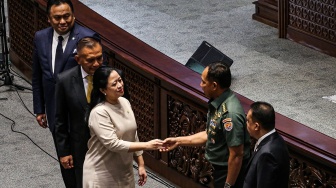 Ketua DPR Puan Maharani (tengah) bersama pimpinan DPR memberikan selamat kepada Panglima TNI terpilih Jenderal TNI Agus Subiyanto saat sidang paripurna di Kompleks Parlemen, Jakarta, Selasa (21/11/2023). [ANTARA FOTO/Asprilla Dwi Adha].