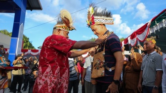 Kunjungi Papua, Ganjar Diangkat Jadi Anak Adat oleh Kepala Suku Hassor