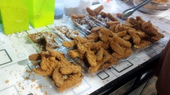 Porsi Melimpah, Rela Antri Demi Pisang Goreng Crispy Bandung di Kota Jambi