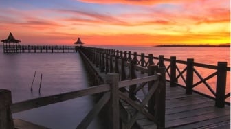 Kunjungi Pantai Bentar, Lihat Sunset di Atas Jembatan Panjang yang Ikonik