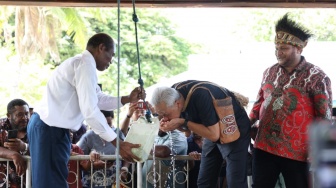 Kunjungi Pulau Mansinam di Papua, Ganjar Sempat Coba Air Sumur Tua Penuh Sejarah