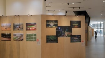 Pengunjung melihat karya yang dipamerkan di Pameran Foto Rekam Jakarta 2023 Masa ke Massa di Galeri Emiria Soenassa, Taman Ismail Marzuki (TIM), Jakarta, Selasa (21/11/2023). [Suara.com/Alfian Winanto]