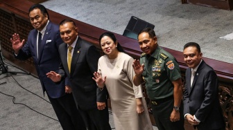 Ketua DPR Puan Maharani (tengah) bersama Wakil Ketua DPR Lodewijk Freidrich Paulus (kedua kiri), Rachmad Gobel (kiri), Sufmi Dasco Ahmad (kanan), dan Panglima TNI terpilih Jenderal TNI Agus Subiyanto (kedua kanan) berfoto bersama usai sidang paripurna di Kompleks Parlemen, Jakarta, Selasa (21/11/2023). [ANTARA FOTO/Asprilla Dwi Adha].