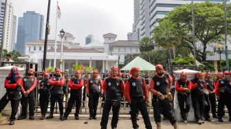 Massa buruh saat menggelar aksi unjuk rasa di depan Gedung Balai Kota DKI Jakarta, Selasa (21/11/2023). [Suara.com/Alfian Winanto]