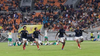 Para pemain Timnas Prancis U-17 berselebrasi bersama  usai berhasil memenangkan babak adu penalti melawan Timnas Senegal U-17 pada pertandingan babak 16 besar Piala Dunia U-17 2023 di Jakarta International Stadium (JIS), Jakarta, Rabu (22/11/2023). [Suara.com/Alfian Winanto]