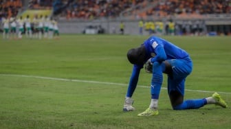 Penjaga gawang Timnas Senegal U-17 Serigne Diouf berdoa saat melawan Timnas Prancis U-17 dalam babak adu penalti pada pertandingan babak 16 besar Piala Dunia U-17 2023 di Jakarta International Stadium (JIS), Jakarta, Rabu (22/11/2023). [Suara.com/Alfian Winanto]

