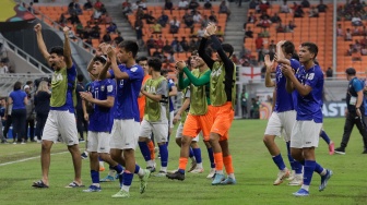 Para pemain Timnas Uzbekistan U-17 berselebrasi usai berhasil mengalahkan Timnas Inggris U-17 pada pertandingan babak 16 besar Piala Dunia U-17 2023 di Jakarta International Stadium (JIS), Jakarta, Rabu (22/11/2023). [Suara.com/Alfian Winanto]