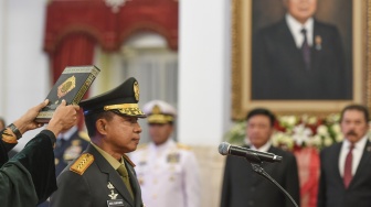 Jenderal TNI Agus Subiyanto membacakan sumpah saat dilantik menjadi Panglima TNI di Istana Negara, Jakarta, Rabu (22/11/2023). Presiden Joko Widodo melantik Jenderal TNI Agus Subiyanto sebagai Panglima TNI menggantikan Laksamana TNI Yudo Margono yang memasuki masa pensiun. ANTARA FOTO/Hafidz Mubarak A/Spt.