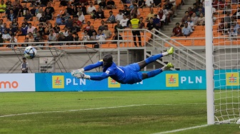 Penjaga gawang Timnas Senegal U-17 Serigne Diouf berusaha menghalau tembakan bola pemain Timnas Prancis U-17 dalam  pertandingan babak 16 besar Piala Dunia U-17 2023 di Jakarta International Stadium (JIS), Jakarta, Rabu (22/11/2023). [Suara.com/Alfian Winanto]