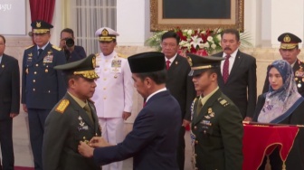 Terima Tongkat Komando dari Jokowi, Agus Subiyanto Resmi Menjadi Panglima TNI