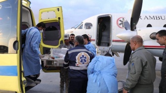 Gambar yang dirilis dari Kementerian Kesehatan Mesir, menunjukkan petugas medis mengangkut bayi prematur Palestina yang dievakuasi dari Gaza untuk dibawa ke dalam Ambulans di Bandara al-Arish Mesir, Senin (20/11/2023). [Egyptian Health Ministry / AFP]