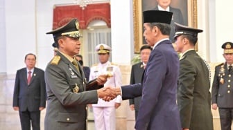 Presiden Joko Widodo melantik Jenderal TNI Agus Subiyanto. [Foto: Vico - Biro Pers Sekretariat Presiden]