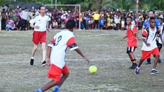 Presiden Joko Widodo atau Jokowi main sepak bola dengan pelajar di Lapangan Sepak Bola Sorido, Kabupaten Biak Numfor, Provinsi Papua, pada Rabu (22/11/2023). [Foto: Kris - Biro Pers Sekretariat Presiden]