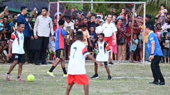 Presiden Joko Widodo atau Jokowi main sepak bola dengan pelajar di Lapangan Sepak Bola Sorido, Kabupaten Biak Numfor, Provinsi Papua, pada Rabu (22/11/2023). [Foto: Kris - Biro Pers Sekretariat Presiden]