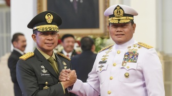 Panglima TNI Laksamana TNI Yudo Margono berjabat tangan dengan KSAD Jenderal TNI Agus Subiyanto sebelum pelantikan Panglima TNI di Istana Negara, Jakarta, Rabu (22/11/2023). [ANTARA FOTO/Hafidz Mubarak A].