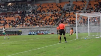 Pesepak bola Timnas Senegal U-17 Mamadou Gning mencetak gol ke gawang Timnas Prancis U-17 dalam babak adu penalti pada pertandingan babak 16 besar Piala Dunia U-17 2023 di Jakarta International Stadium (JIS), Jakarta, Rabu (22/11/2023). [Suara.com/Alfian Winanto]

