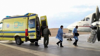 Gambar yang dirilis dari Kementerian Kesehatan Mesir, menunjukkan petugas medis mengangkut bayi prematur Palestina yang dievakuasi dari Gaza untuk dibawa ke dalam Ambulans di Bandara al-Arish Mesir, Senin (20/11/2023). [Egyptian Health Ministry / AFP]