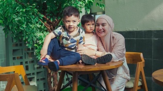 Siap Ceraikan Ammar Zoni, Ini 9 Potret Irish Bella Tegar Momong 2 Anak Sendiri