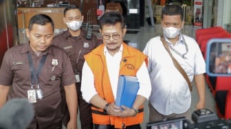 Tersangka Mantan Menteri Pertanian Syahrul Yasin Limpo usai menjalani pemeriksaan di Gedung Merah Putih, Jakarta, Kamis (23/11/2023). [Suara.com/Alfian Winanto]
