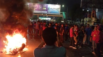 Panas! Demo Buruh di Bekasi Belum Bubar hingga Malam, Massa Blokade Jalan dan Bakar Ban