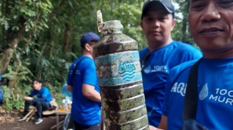 Ditemukan Sampah Botol Plastik Berusia 40 Tahun di Jalur Pendakian Gunung Pangrango, Masih Bisa Diaur Ulang?