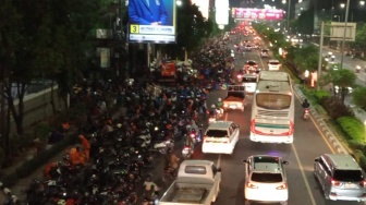 Blokade Jalan dan Bakar Ban, Demo Buruh di Bekasi Masih Berlangsung hingga Malam