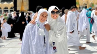 10 Potret Kedekatan Fuji dengan Asisten, Berangkat Umrah hingga Heboh Kasih Duit saat Ultah