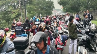 Pantauan Lalu Lintas Bekasi Siang Ini, Kemacetan di Gerbang Tol Bekasi Barat Imbas Demo Buruh