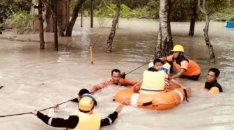 Banjir Rendam Perumahan di Karimun, Satu Keluarga Dievakuasi