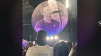 Apa Arti Pinjam Dulu Seratus, Viral Hingga Sempat Diucap Chris Martin di Konser Coldplay