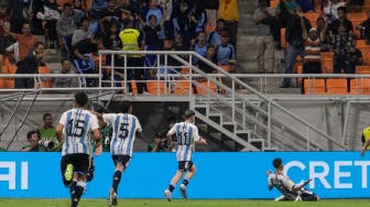 Pesepak bola Timnas Argentina U-17 Claudio Echeverri (kanan) berselebrasi usai mencetak gol ke gawang Timnas Brasil U-17 pada pertandingan babak Perempat Final Piala Dunia U-17 2023 di Jakarta International Stadium (JIS), Jakarta, Jumat (24/11/2023). [Suara.com/Alfian Winanto]