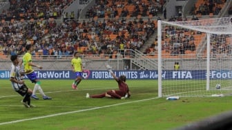 Pesepak bola Timnas Argentina U-17 Claudio Echeverri saat mencetak gol ke gawang Timnas Brasil U-17 pada pertandingan babak Perempat Final Piala Dunia U-17 2023 di Jakarta International Stadium (JIS), Jakarta, Jumat (24/11/2023). [Suara.com/Alfian Winanto]