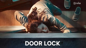 Review Film Door Lock, Ancaman Teror Mengerikan yang Bikin Naik Darah