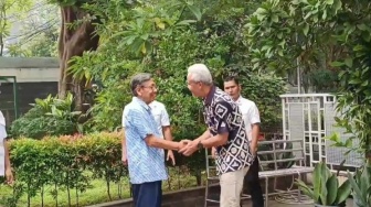 Usai Datangi JK, Kini Ganjar Senyum Semringah Temui Boediono di Menteng