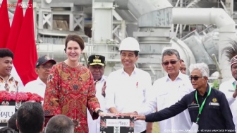 Jokowi Resmikan Proyek Penghasil Gas Bumi Terbesar se-Indonesia di Papua Barat