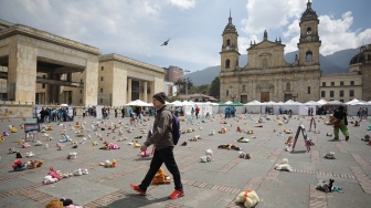 Lebih dari 2.000 boneka anak-anak terlihat di alun-alun Bolivar di Bogota, Kolombia, kamis (23/11/2023). [Juan Pablo Pino / AFP] 