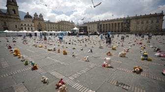 Lebih dari 2.000 boneka anak-anak terlihat di alun-alun Bolivar di Bogota, Kolombia, kamis (23/11/2023). [Juan Pablo Pino / AFP] 