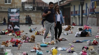 Lebih dari 2.000 boneka anak-anak terlihat di alun-alun Bolivar di Bogota, Kolombia, kamis (23/11/2023). [Juan Pablo Pino / AFP] 