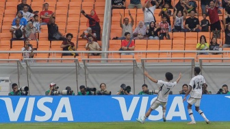 Pesepak bola Timnas Jerman U-17 Paris Brunner berselebrasi usai mencetak gol ke gawang Timnas Spanyol U-17 pada pertandingan babak Perempat Final Piala Dunia U-17 2023 di Jakarta International Stadium (JIS), Jakarta, Jumat (24/11/2023). [Suara.com/Alfian Winanto]
 