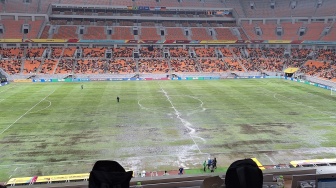 Jelang Brasil vs Argentina, Lapangan JIS Banjir Diguyur Hujan Deras, Garis Tengah Lapangan Luntur