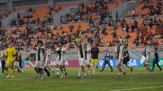 Pemain Timnas Jerman U-17 berselebrasi usai berhasil mengalahkan Timnas Spanyol U-17 pada pertandingan babak Perempat Final Piala Dunia U-17 2023 di Jakarta International Stadium (JIS), Jakarta, Jumat (24/11/2023). [Suara.com/Alfian Winanto]
 