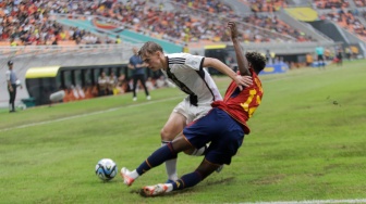 Pesepak bola Timnas Jerman U-17 Maximilian Henning berebut bola dengan pemain Timnas Spanyol U-17 Igor Oyono pada pertandingan babak Perempat Final Piala Dunia U-17 2023 di Jakarta International Stadium (JIS), Jakarta, Jumat (24/11/2023). [Suara.com/Alfian Winanto]
 