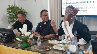 Momen Ganjar Pranowo Salat di Ruangan Pendeta Gereja Toraja