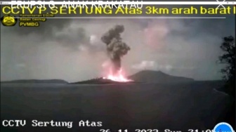 Gunung Anak Krakatau Meletus Setinggi 1.000 Meter