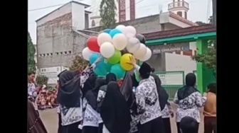 Detik-detik Balon Gas Meledak Hingga Keluarkan Api saat Perayaan Hari Guru Nasional