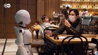 Kafe di Jepang Ini Pakai Bantuan Robot yang Dikendalikan oleh Pekerja Difabel