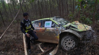 Mobil Musa Rajekshah Tabrak Batu hingga Rusak saat Ikut Balapan APRC Danau Toba