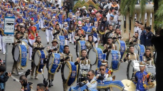 Kirab Bendera Partai Politik Peserta Pemilu saat Deklarasi Kampanye Pemilu Damai 2024 di Gedung KPU, Jakarta, Senin (27/11/2023). [Suara.com/Alfian Winanto]